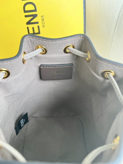 フェンディバッグ着用イメージ